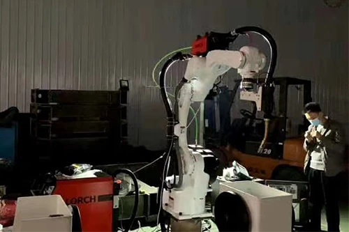 Robot Fulzh z novim varilnim virom energije iz Nemčije
